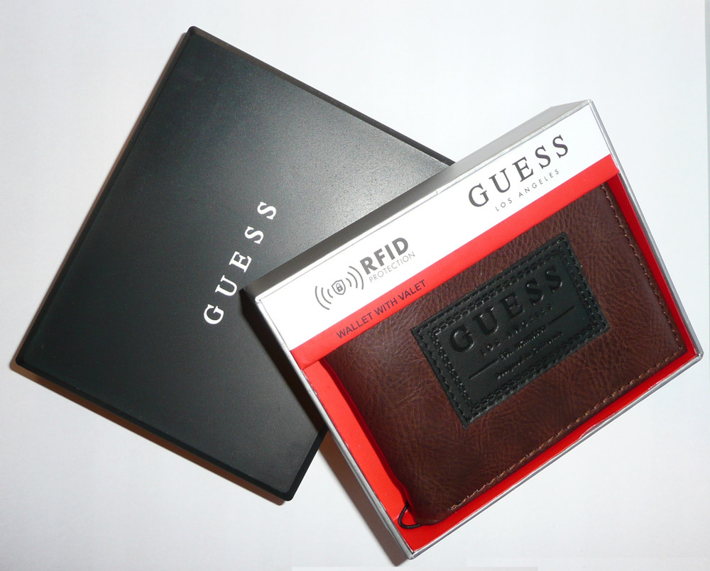 VINTAGE GUESS BLACK MENS LEATHER BIFOLD WALLET GUESS NEVER USED PASSCASE