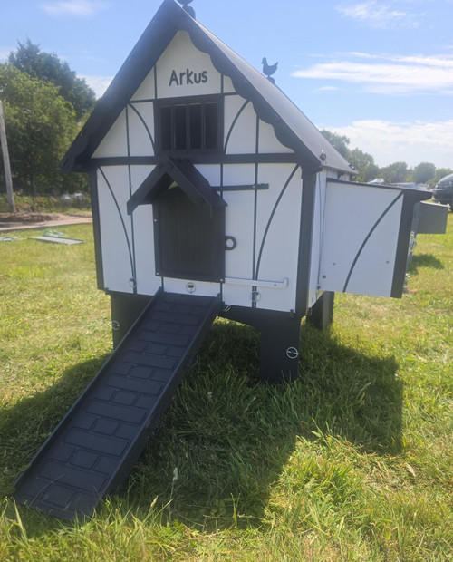 The Manor in Black premium with Rollaway nest box