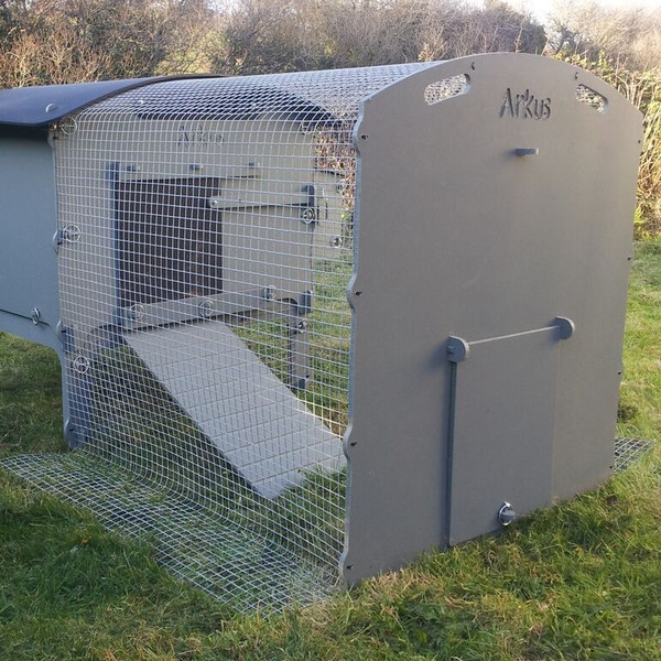 Medium tall run 1.2m c/w free ranging end.
(Note 20x20 mesh shown in photo)