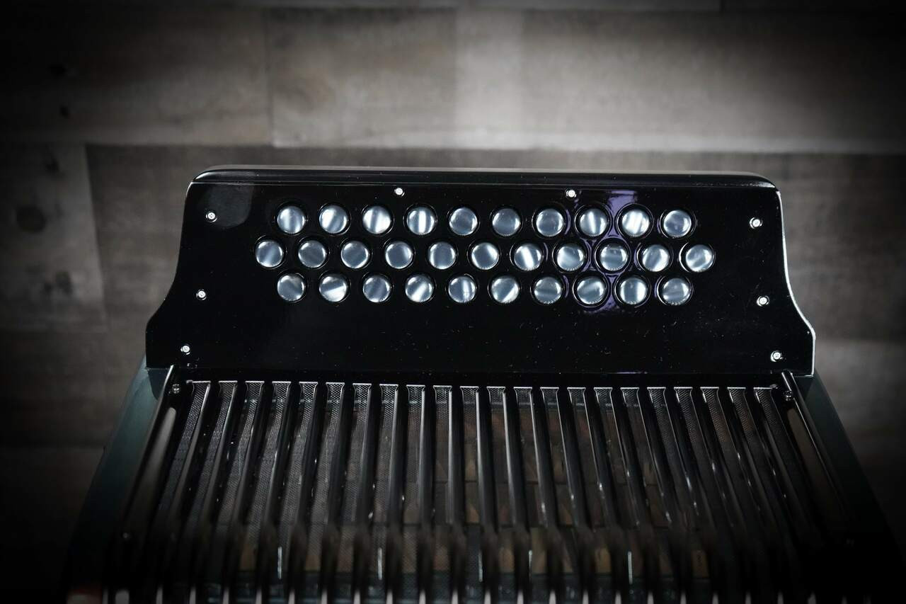 The Hohner Corona C-II Accordion delivers iconic tone and style. FBbEb key, Green-to-Gold finish, durable designâ€”perfect for NorteÃ±o, Tex-Mex & more.