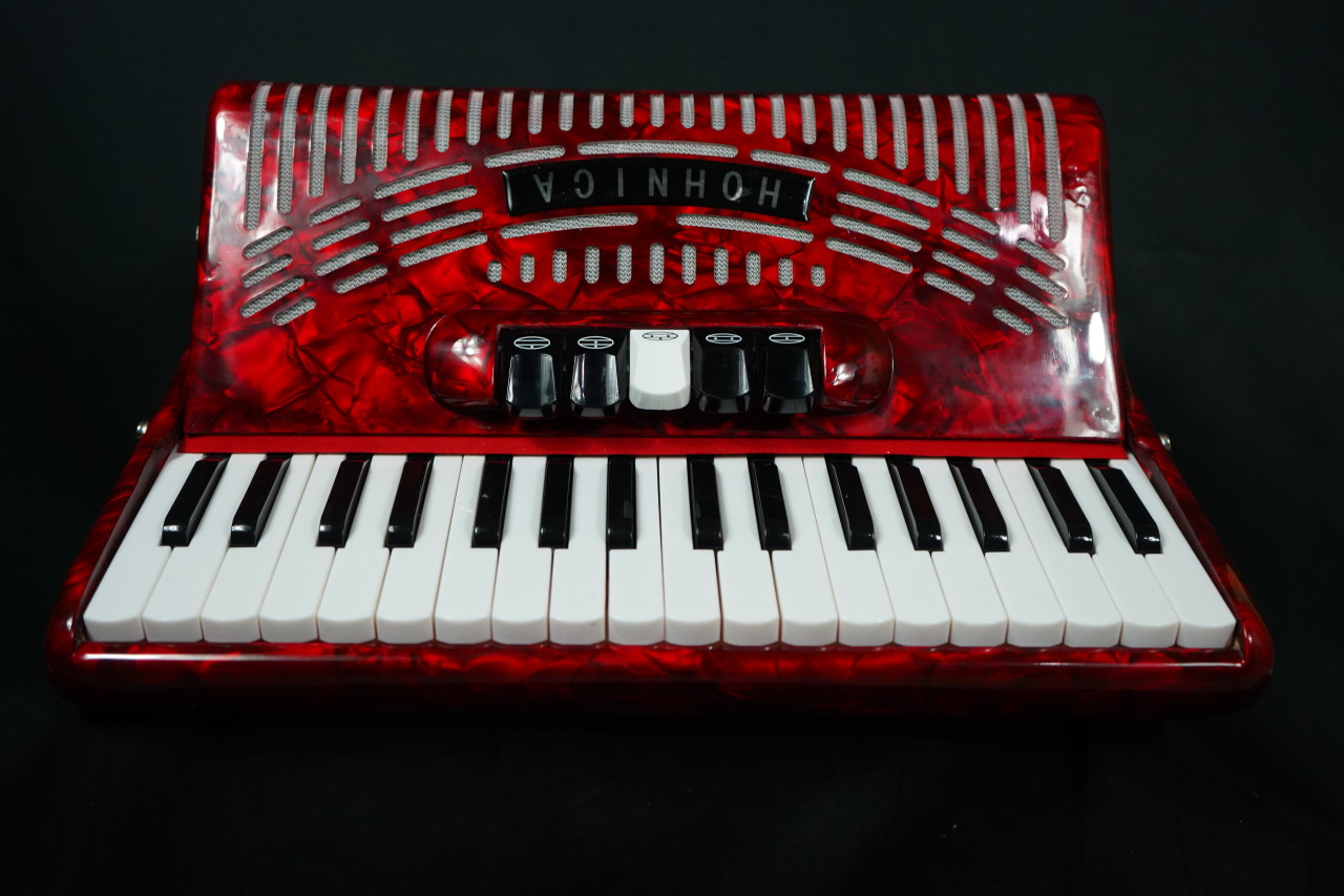 The Hohner Hohnica 1305 72-Bass Pearl Red Accordion offers rich tone, smooth playability, and Hohner qualityÃ¢â‚¬â€perfect for students and hobbyists. Shop now!