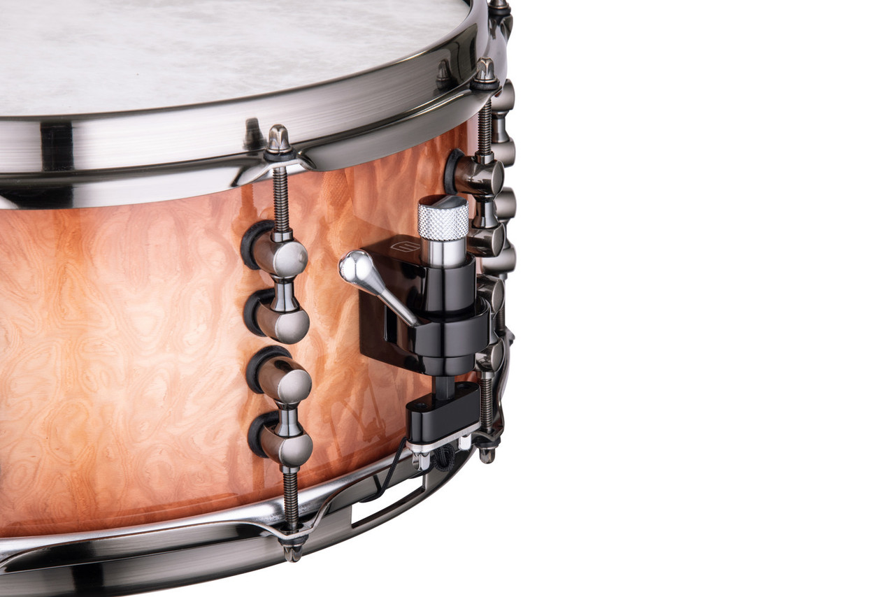 Mapex Black Panther Versatus 14" x 6.5" Snare Drum – Peach Burl Burst (BPDLMH4650LPW) featuring a hybrid maple/mahogany shell and polished finish for warm, versatile tone and dynamic response.