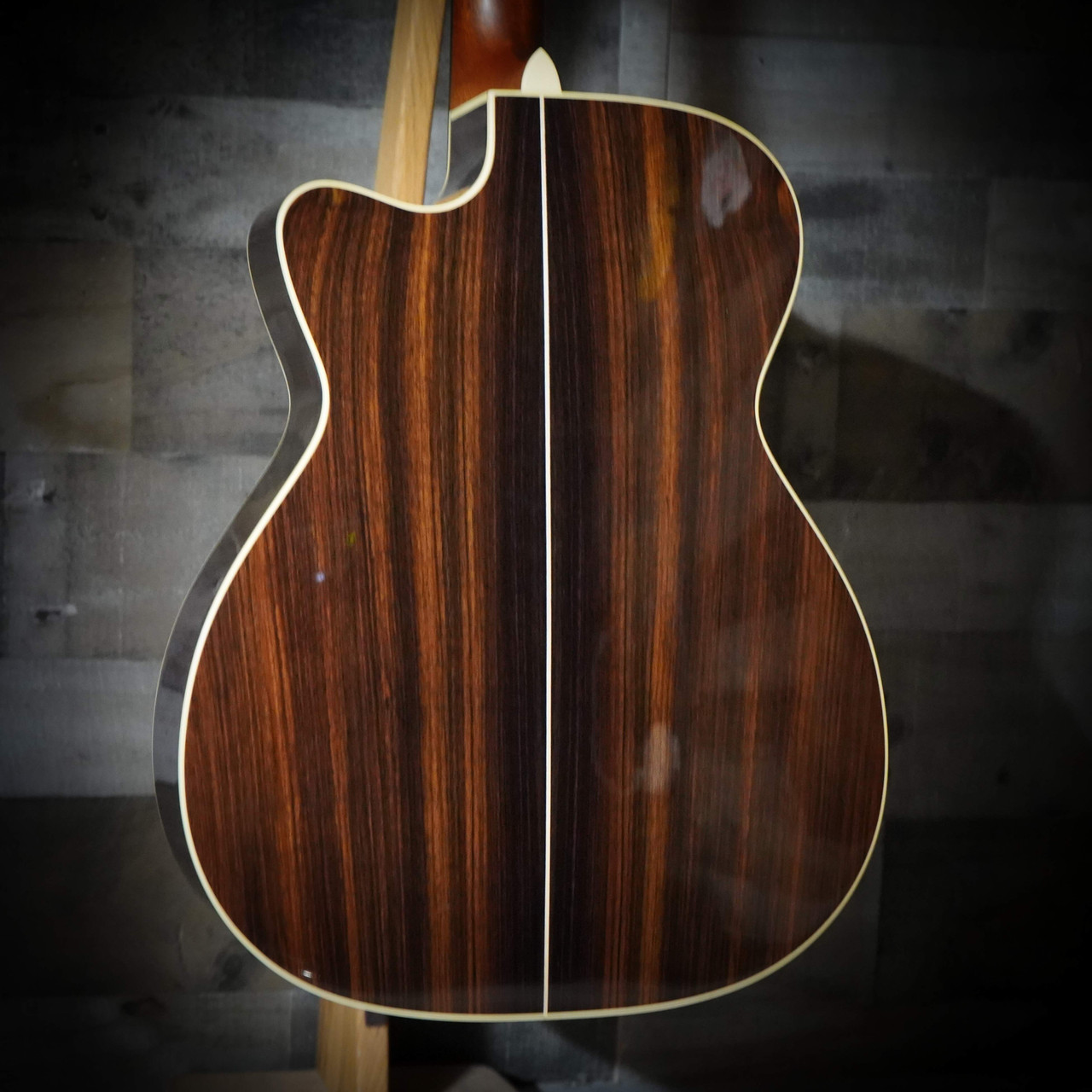 The Alvarez Yairi Custom Masterworks WYMR1 Rosewood (WYMR1) features an all-solid construction with a premium solid spruce top and solid rosewood back and sides, handcrafted in Japan for outstanding tonal richness and projection. Designed with Yairi’s meticulous attention to detail, this guitar offers exceptional resonance, clarity, and sustain—ideal for recording artists, performers, and players seeking boutique-grade acoustic tone.