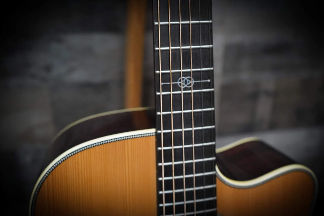 The Alvarez Yairi Custom Masterworks WYMR1 Rosewood (WYMR1) features an all-solid construction with a premium solid spruce top and solid rosewood back and sides, handcrafted in Japan for outstanding tonal richness and projection. Designed with Yairiâ€™s meticulous attention to detail, this guitar offers exceptional resonance, clarity, and sustainâ€”ideal for recording artists, performers, and players seeking boutique-grade acoustic tone.
