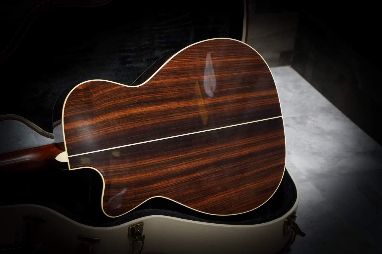 The Alvarez Yairi Custom Masterworks WYMR1 Rosewood (WYMR1) features an all-solid construction with a premium solid spruce top and solid rosewood back and sides, handcrafted in Japan for outstanding tonal richness and projection. Designed with Yairiâ€™s meticulous attention to detail, this guitar offers exceptional resonance, clarity, and sustainâ€”ideal for recording artists, performers, and players seeking boutique-grade acoustic tone.