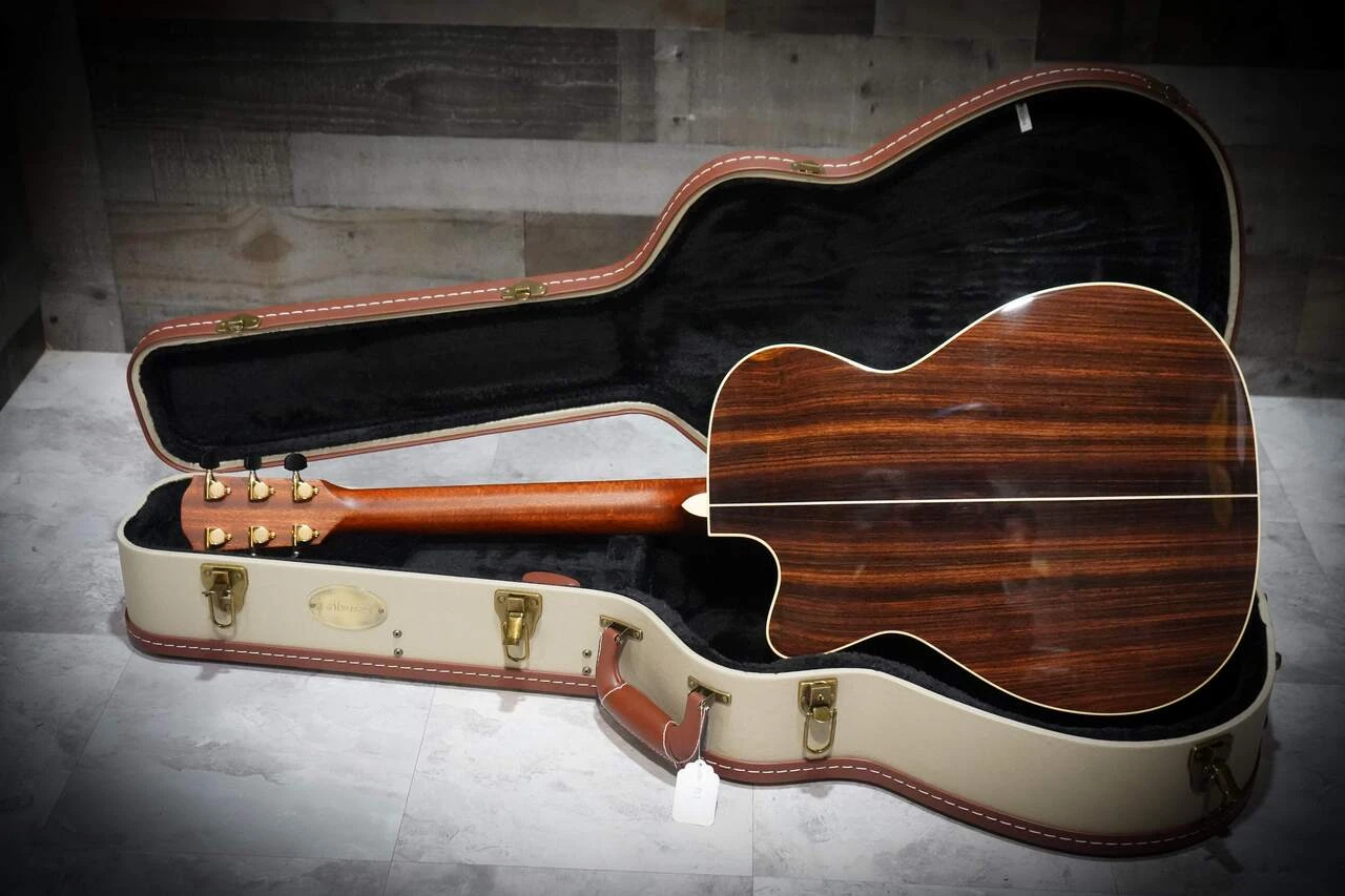 The Alvarez Yairi Custom Masterworks WYMR1 Rosewood (WYMR1) features an all-solid construction with a premium solid spruce top and solid rosewood back and sides, handcrafted in Japan for outstanding tonal richness and projection. Designed with Yairiâ€™s meticulous attention to detail, this guitar offers exceptional resonance, clarity, and sustainâ€”ideal for recording artists, performers, and players seeking boutique-grade acoustic tone.