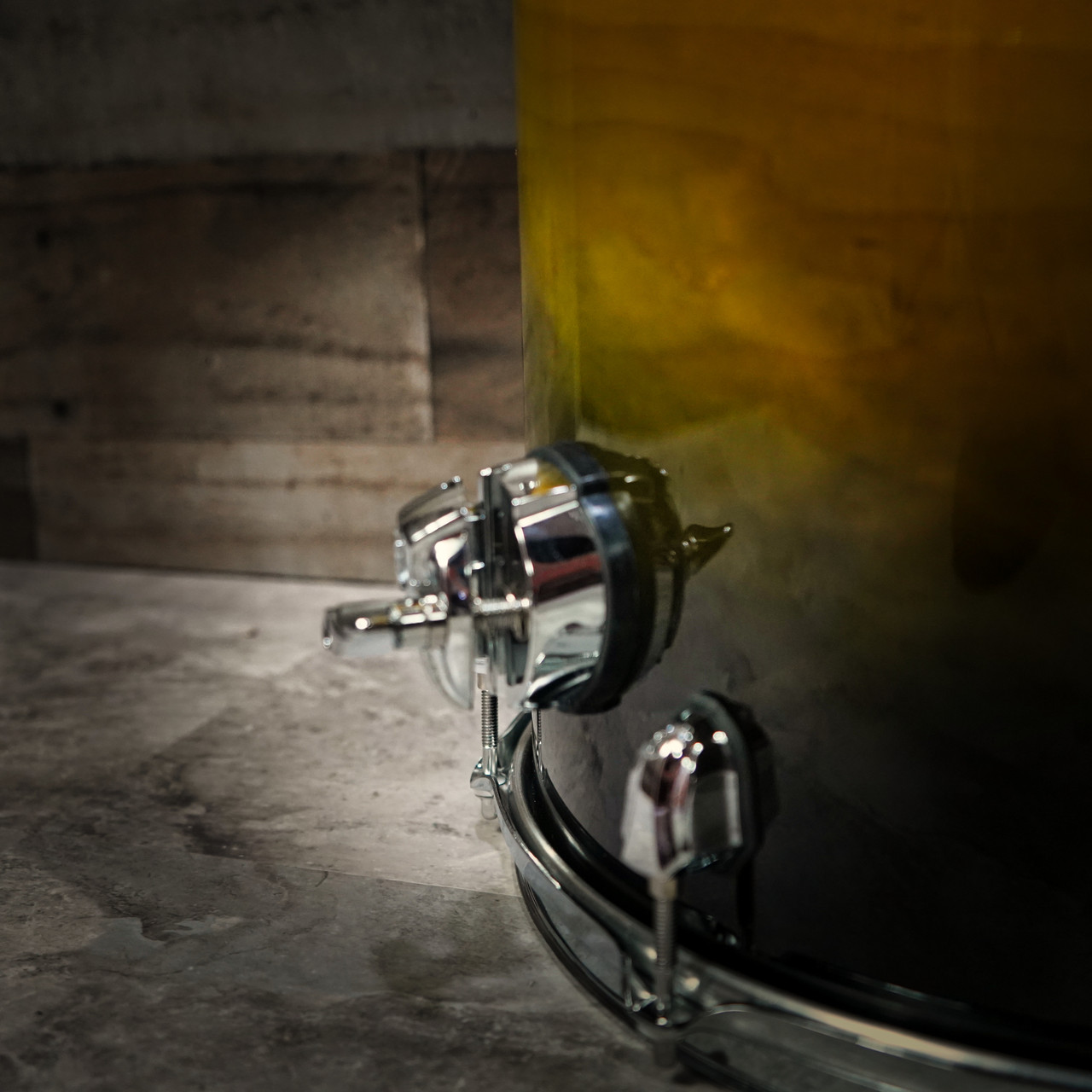 The Mapex Saturn SRF1414UJ 14x14 Floor Tom features hybrid maple/walnut shells that deliver deep low-end punch, rich mids, and articulate clarity. Finished in striking Sulphur Fade, it offers boutique aesthetics with professional performance. Ideal for drummers seeking premium tone, stability, and powerful projection for live or studio use.