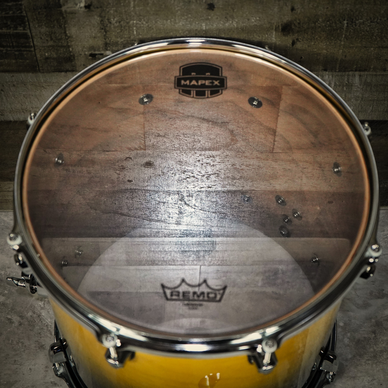 The Mapex Saturn SRF1414UJ 14x14 Floor Tom features hybrid maple/walnut shells that deliver deep low-end punch, rich mids, and articulate clarity. Finished in striking Sulphur Fade, it offers boutique aesthetics with professional performance. Ideal for drummers seeking premium tone, stability, and powerful projection for live or studio use.