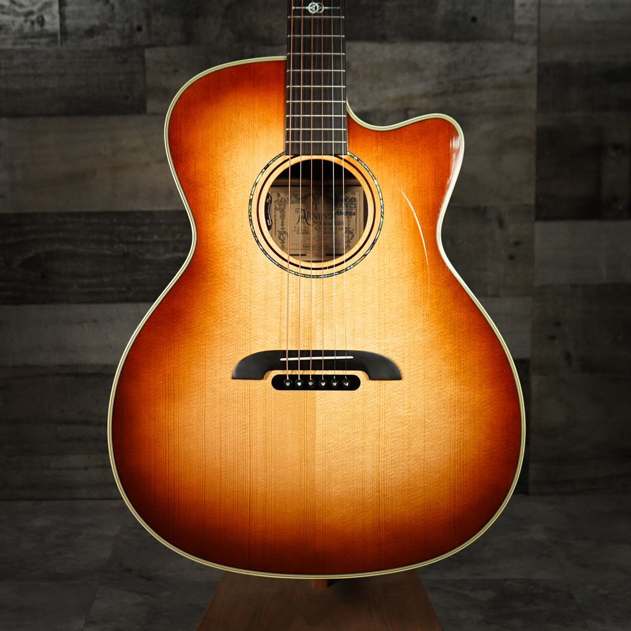 Alvarez Yairi GYM70CESHB Masterworks Grand Auditorium Acoustic-Electric  Guitar Shadow Burst B-Stock