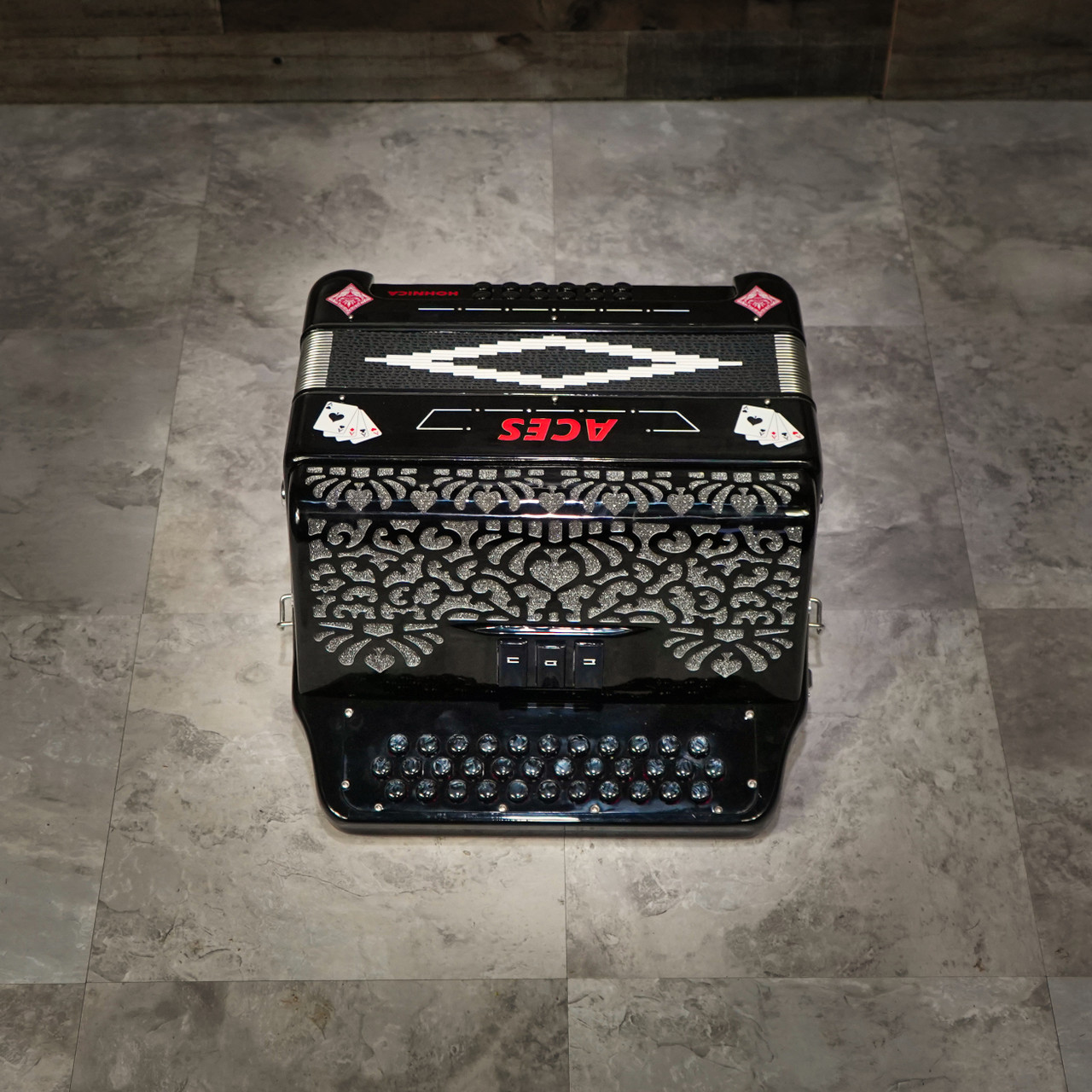 The Hohnica Aces Accordion (ACES II FBK) features a 3-register system with an F-Bb-Eb tonal layout, ideal for Tejano, conjunto, norteno, and regional Mexican music. Built with durable materials and responsive reeds, it offers strong projection, stable tuning, and comfortable playability making it a solid choice for beginners and developing players.