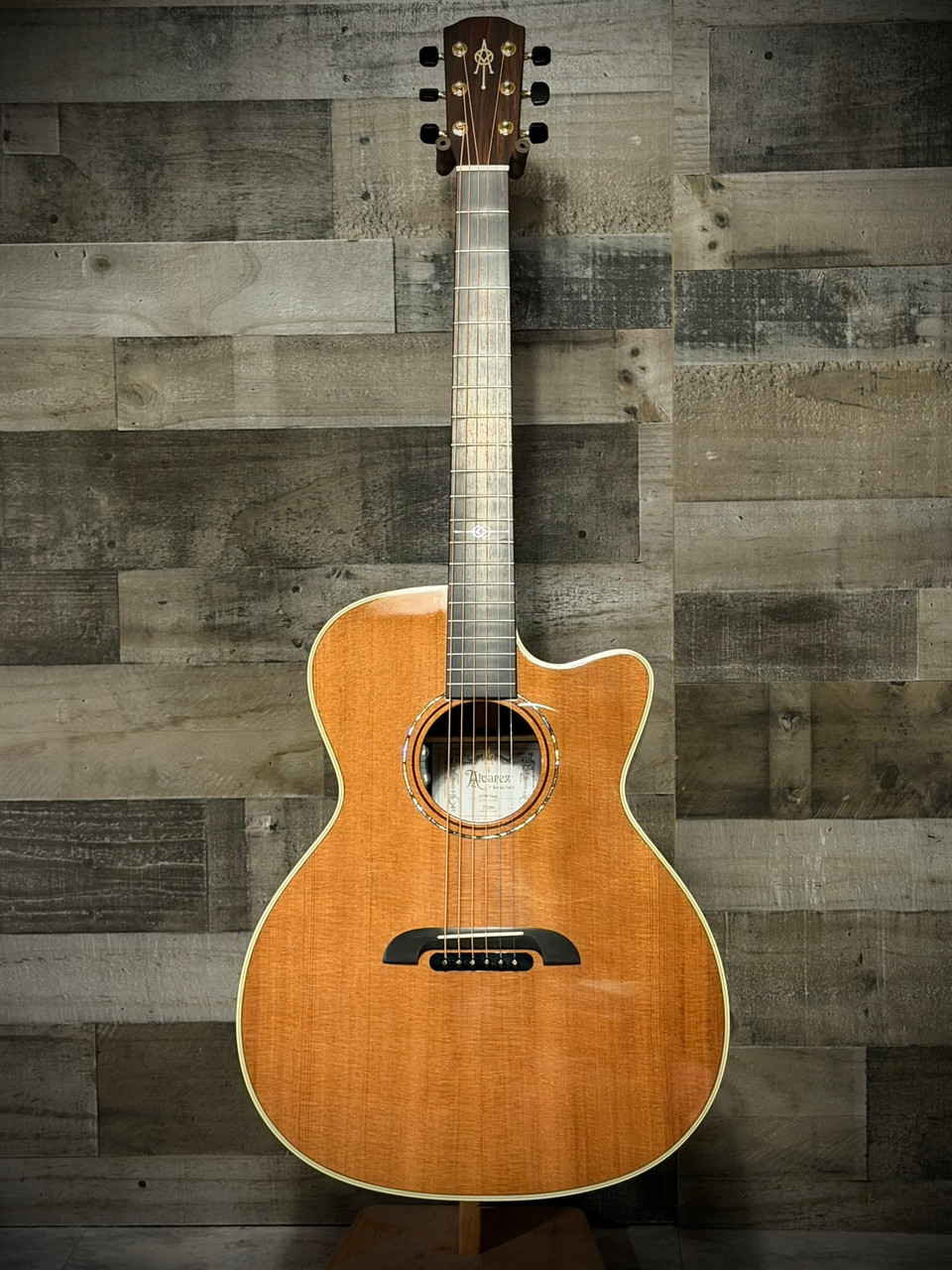 Alvarez Yairi Masterworks GYM74CE Grand Auditorium Acoustic-Electric (GYM74CE) | Musician Madness