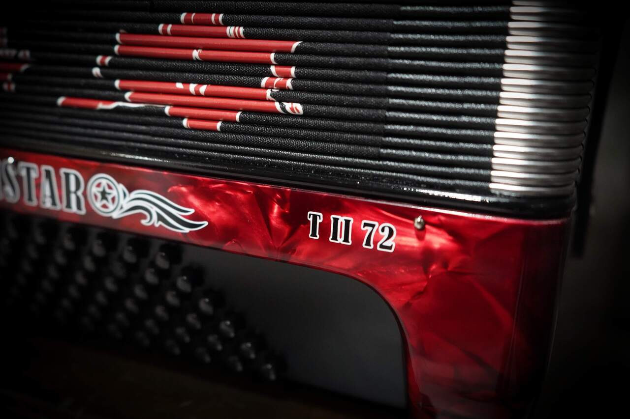 Hohner Tristar II 72 Bravos Series Piano Accordion (TRISTAR II 72 RD) | Musician Madness