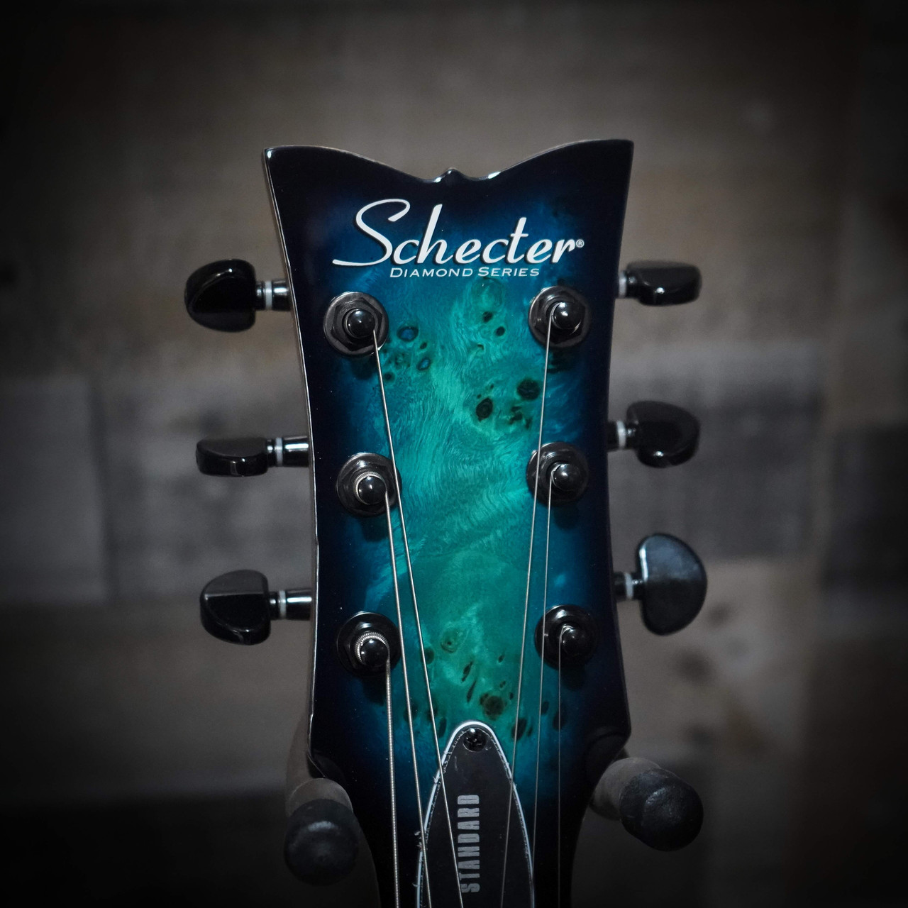 The Schecter Solo Standard (3959) showcases an eye-catching burl top finished in Ocean Blue Burst, offering a boutique aesthetic paired with modern performance. Its Thin-C neck provides exceptional comfort, while Diamond Series humbuckers deliver rich, dynamic tones suitable for rock, blues, and contemporary styles. Built with high-quality craftsmanship and reliable hardware, i-s a standout choice for players wanting style and power in one instrument.