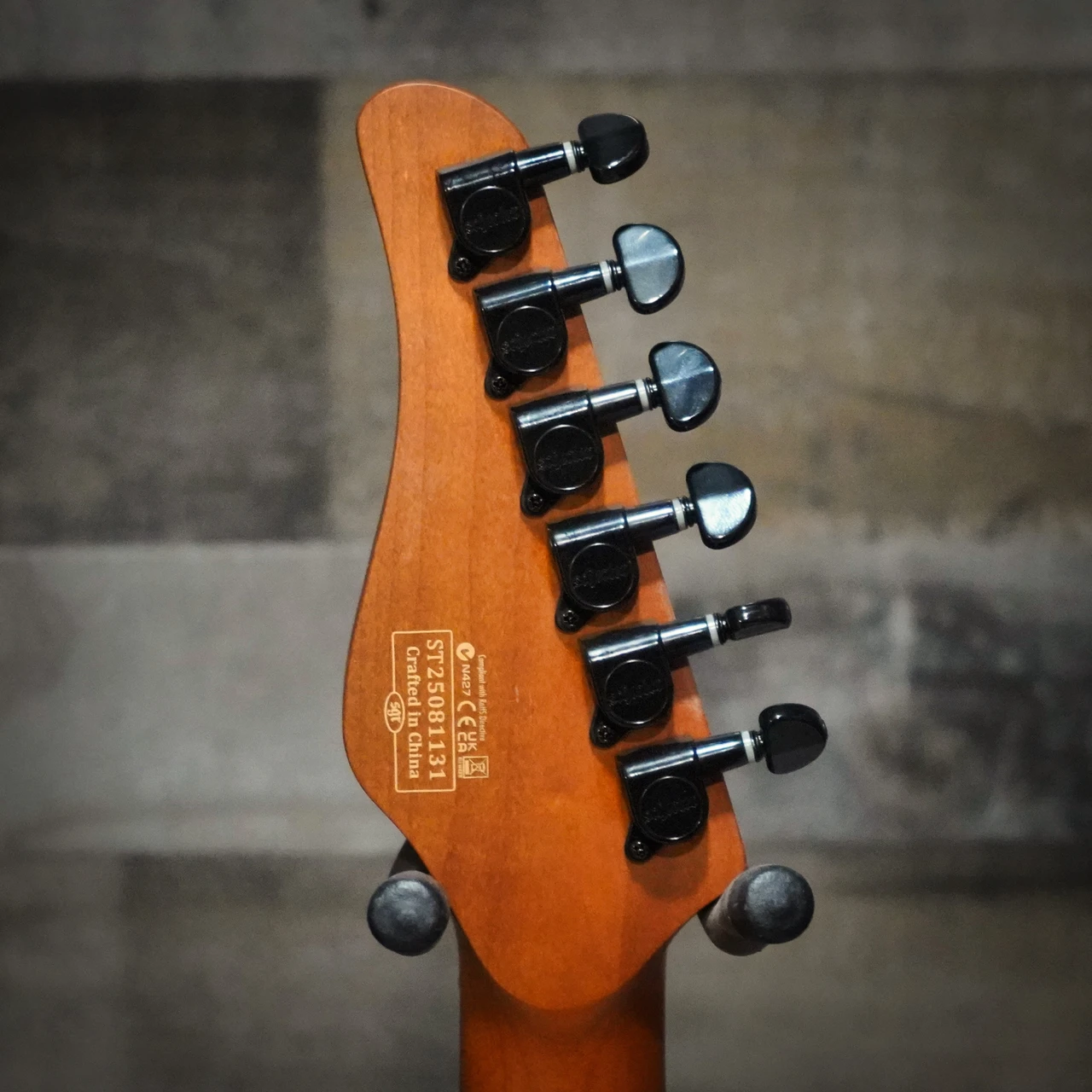 The Schecter PT Standard (3956) showcases a stunning burl top finished in Purple Burst, giving it boutique-level visual appeal. A comfortable Thin-C neck paired with Diamond Series pickups delivers crisp twang, tight lows, and rich midrange ideal for multiple genres. The P-s classic T-style silhouette combined with SchecterÃ¢â‚¬â„¢s modern build quality makes it a versatile, stage-ready instrument.