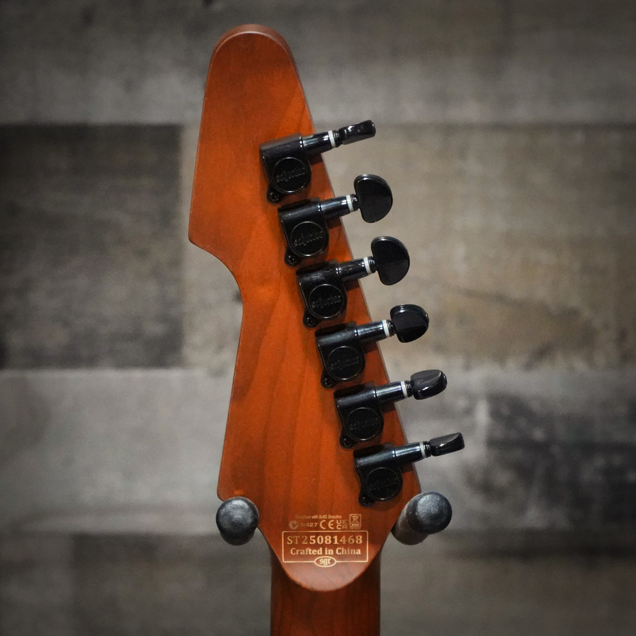 The Schecter Avenger Standard (3964) features a striking offset Avenger body finished in smooth Charcoal Satin. Equipped with powerful Diamond Series humbuckers, a thin-C neck for fast playability, and stable hardware, this guitar is built for aggressive riffing, soaring leads, and modern high-gain tones. Ideal for rock and metal players seeking performance-driven design with bold aesthetics.