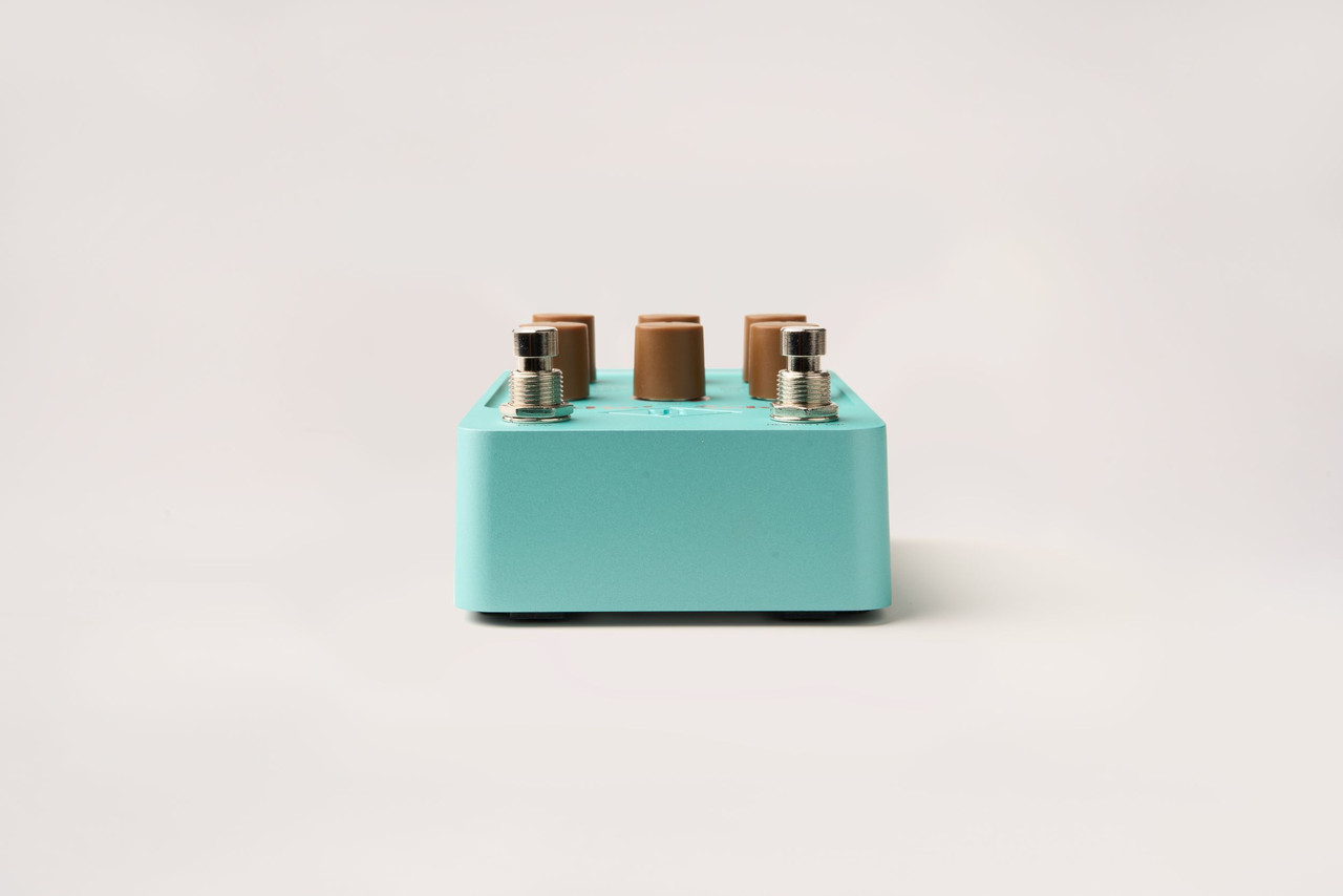 Universal Audio DEL-VERB Ambience Companion Reverb and Delay Pedal featuring dual footswitches, UAFX design, and lush reverb and delay effects for versatile ambient soundscapes.