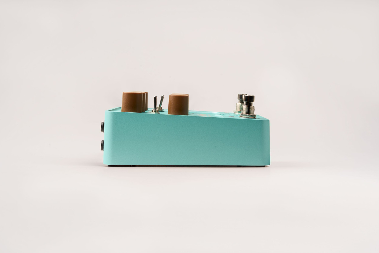 Universal Audio DEL-VERB Ambience Companion Reverb and Delay Pedal featuring dual footswitches, UAFX design, and lush reverb and delay effects for versatile ambient soundscapes.