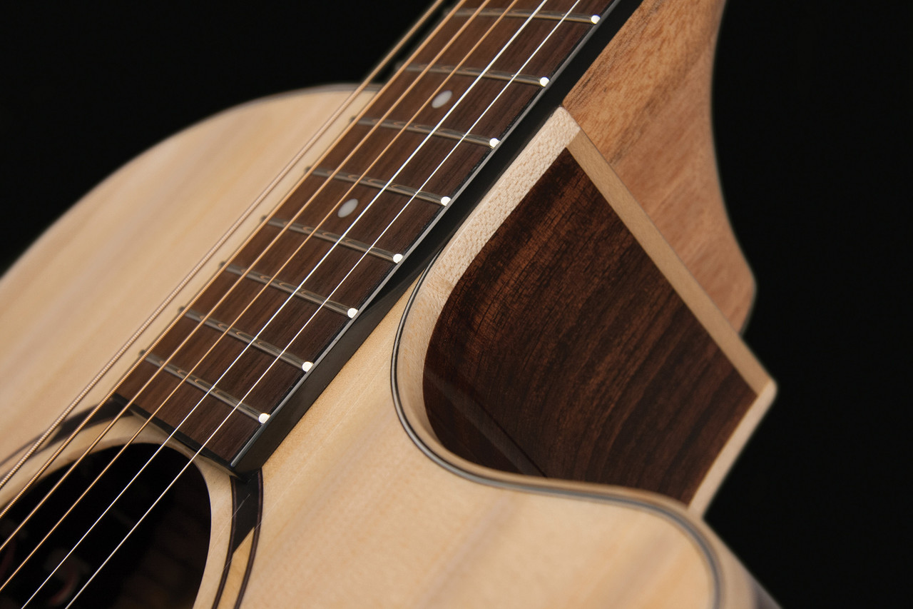 Washburn O20SCE Woodline 20 Series Acoustic-Electric Guitar featuring a solid top, orchestra cutaway design, natural finish, and premium onboard electronics for stage and studio performance.