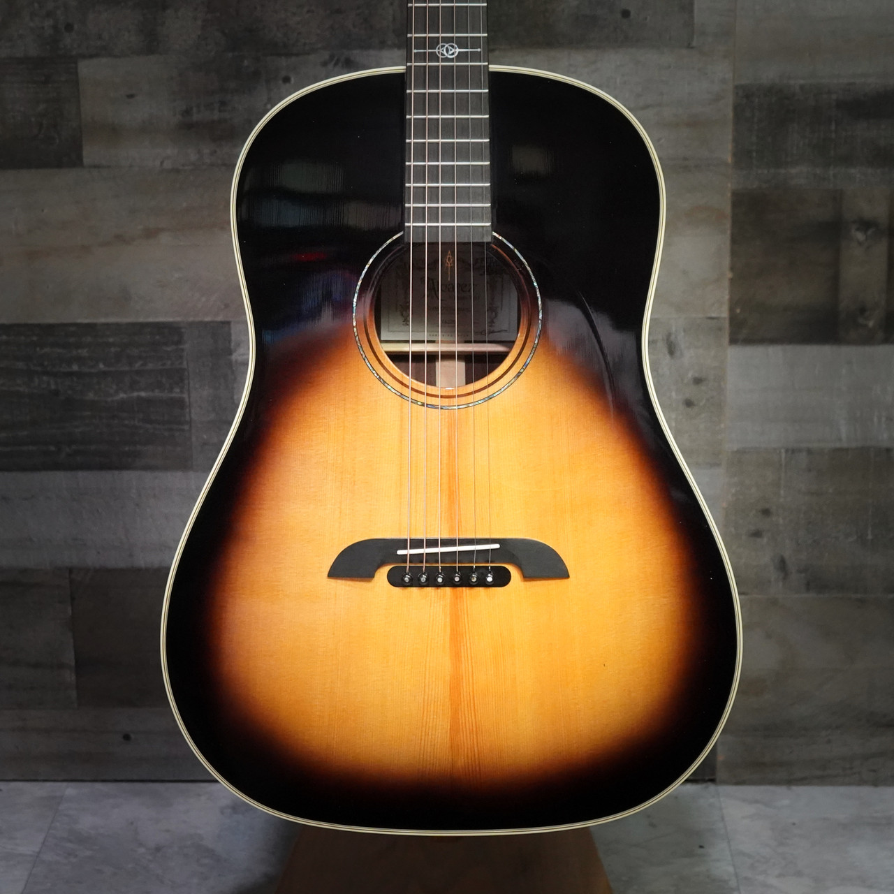 Alvarez Yairi Masterworks DYMR70 Sunburst 12th-Fret Slope Shoulder Dreadnought (DYMR70_Sunburst)