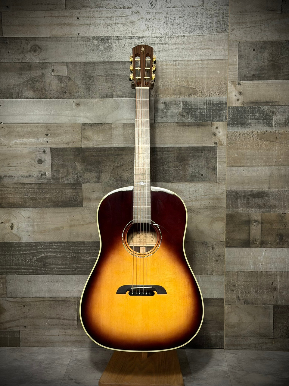 Alvarez Yairi Masterworks DYMR70 Sunburst 12th-Fret Slope Shoulder