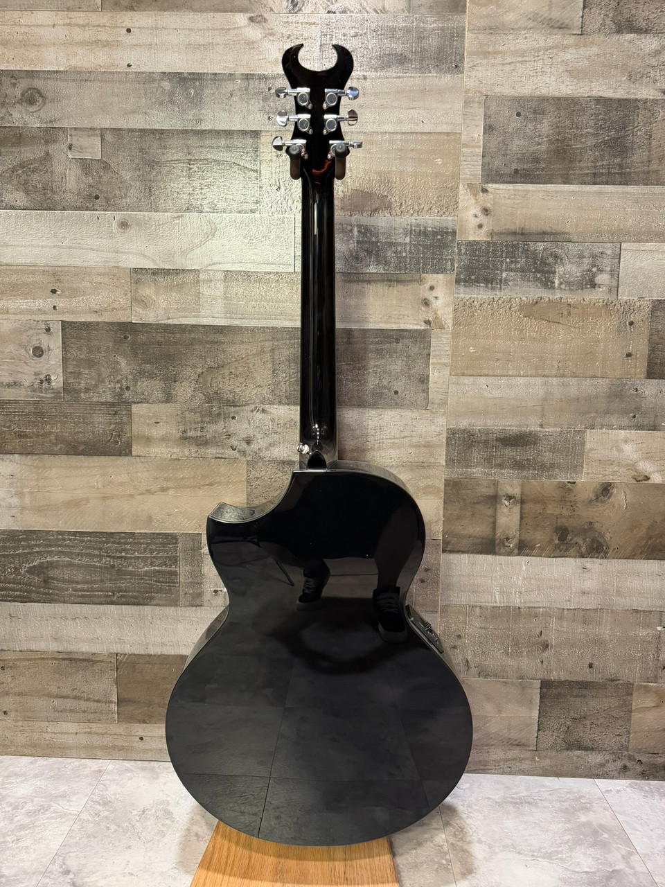 Shop the Schecter Synyster Gates Syn AC-GA SC Acoustic Guitar in Gloss Black with Silver Pinstripes (3700) at Musician Madness. Signature style, bold tone, fast shipping.