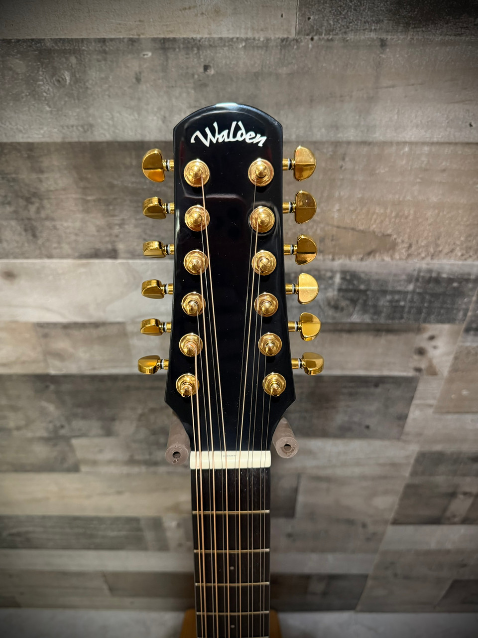 Walden D642RCEB-G Natura Solid Sitka Top-Mahogany 12-String Armrest Dreadnought Acoustic Cutaway-Electric - Gloss Black (D642RCEB-G)
