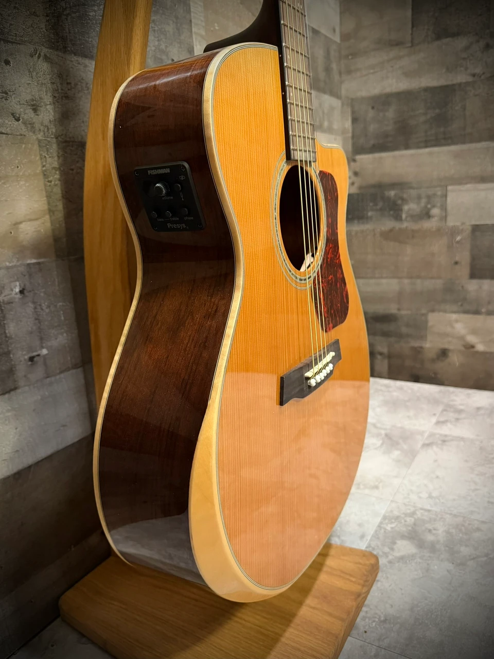 Walden G633RCE-G Natura Solid Cedar Top/Ovangkol Maple Armrest Grand Auditorium Acoustic Cutaway-Electric - Gloss Natural (G633RCE-G/W)