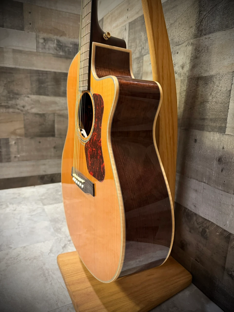 Walden G633RCE-G Natura Solid Cedar Top/Ovangkol Maple Armrest Grand Auditorium Acoustic Cutaway-Electric - Gloss Natural (G633RCE-G/W)
