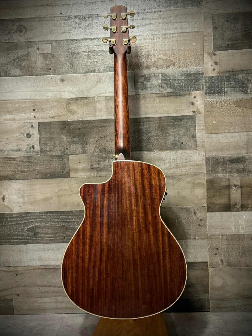 Walden G633RCE-G Natura Solid Cedar Top/Ovangkol Maple Armrest Grand Auditorium Acoustic Cutaway-Electric - Gloss Natural (G633RCE-G/W)