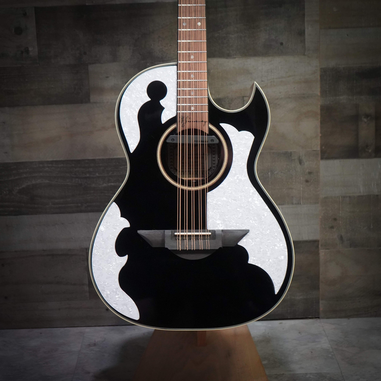 H. Jimenez Bajo Quinto Cutaway Electric w/ Gig Bag (LBQ4EBT) | Musician Madness