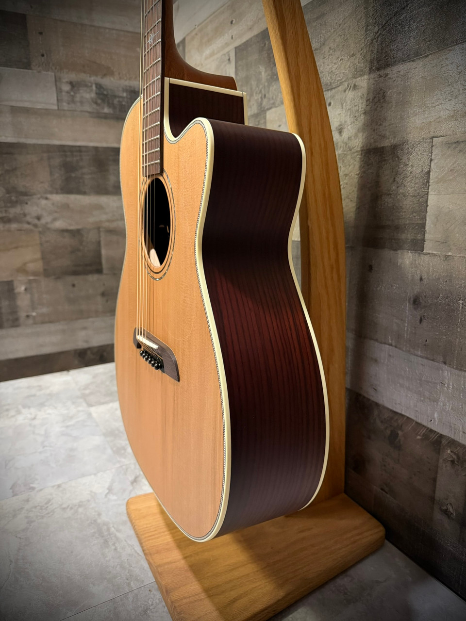 Alvarez Yairi Stage Weir Model Model Cedar/Rosewood AE w/Cutaway