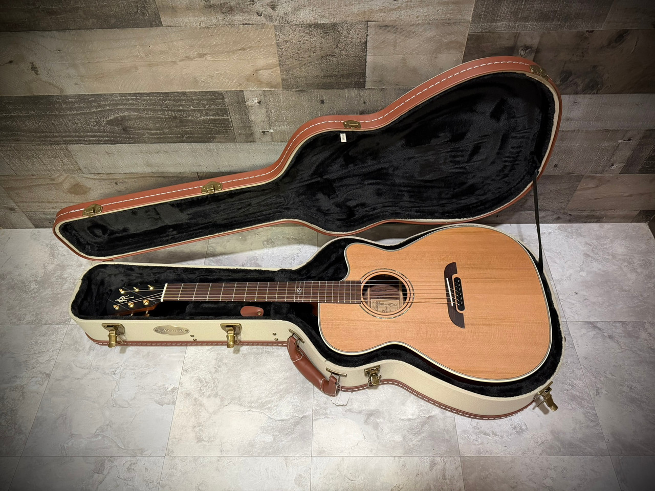 Alvarez Yairi Stage Weir Model Model Cedar/Rosewood AE w/Cutaway