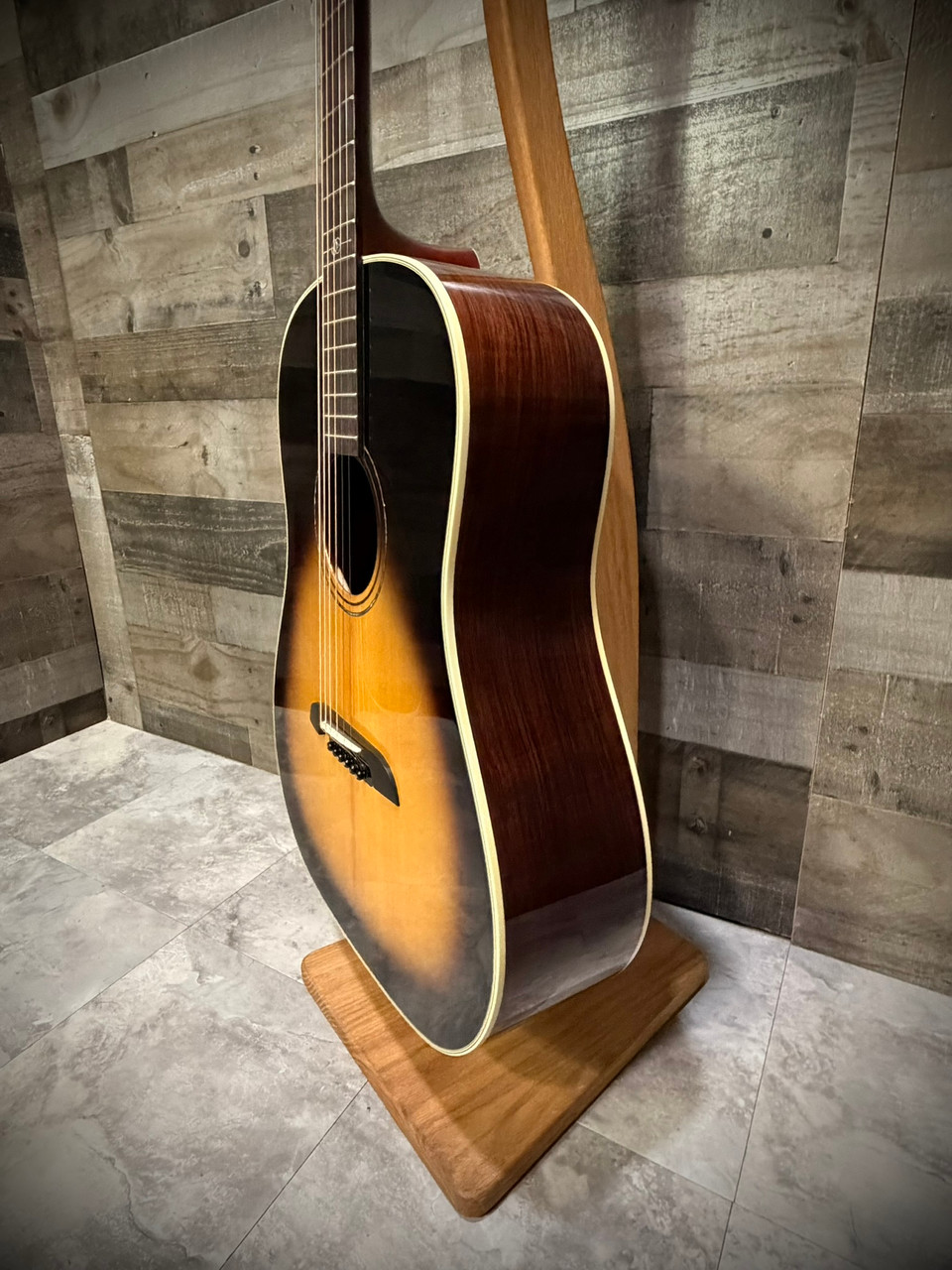 Alvarez Yairi Masterworks DYMR70 Sunburst 12th-Fret Slope Shoulder Dreadnought B-Stock (DYMR70_Sunburst) | Musician Madness