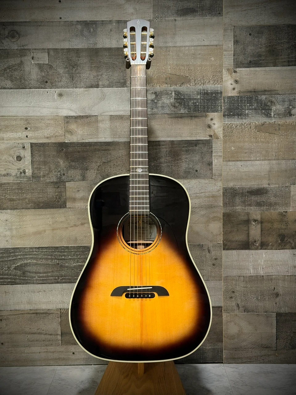 Alvarez Yairi Masterworks DYMR70 Sunburst 12th-Fret Slope Shoulder Dreadnought