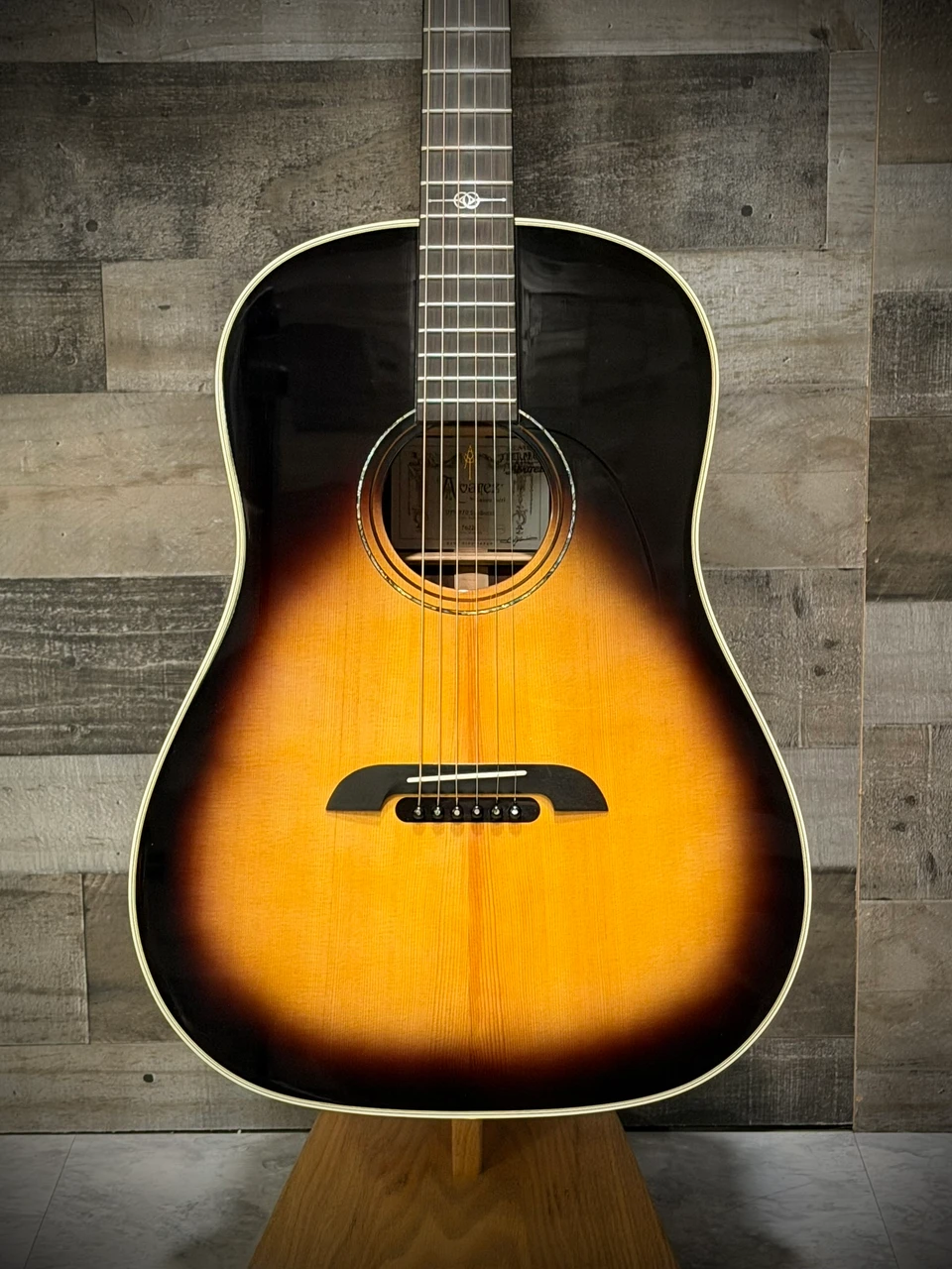 Alvarez Yairi Masterworks DYMR70 Sunburst 12th-Fret Slope Shoulder Dreadnought