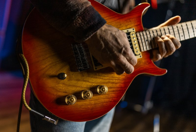 Washburn R5CB Wing Series Raven Electric Guitar - Cherry Sunburst (R5CB-U)