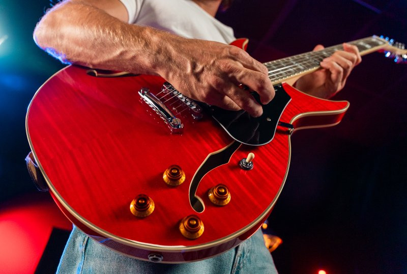 Washburn SH35TR Wing Series Semi Hollow Electric Guitar w/Gigbag - Trans Red (SH35TR-U)