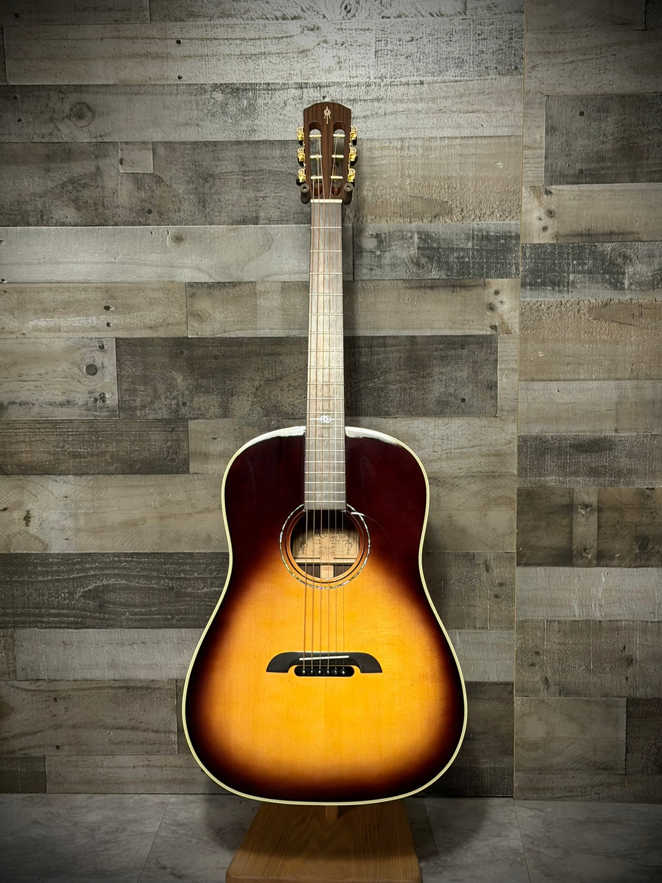 Alvarez Yairi Masterworks DYMR70 Sunburst 12th-Fret Slope Shoulder Dreadnought 