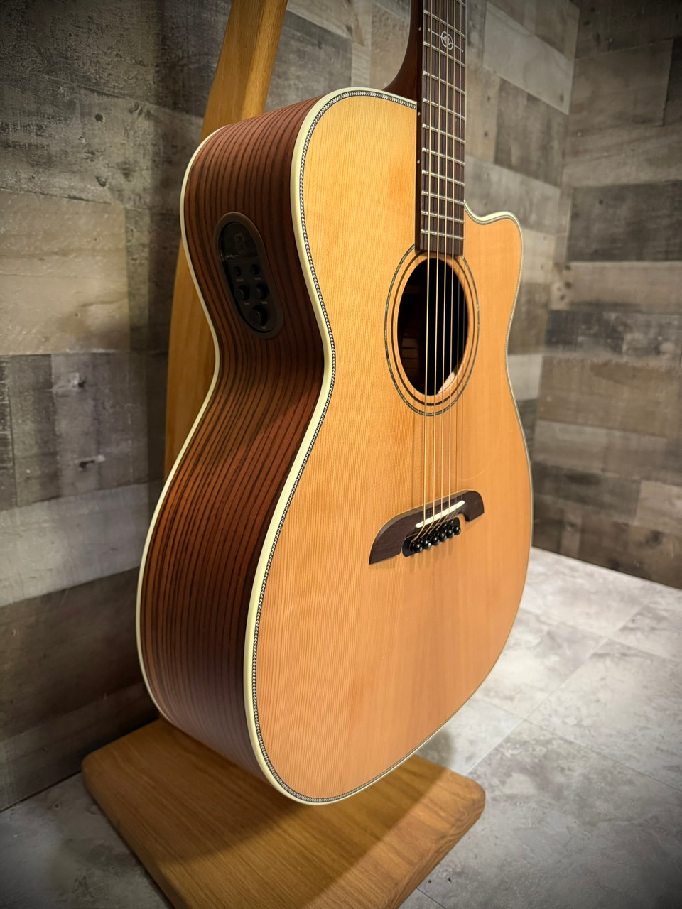 Alvarez Yairi Stage Weir Model Model Cedar Rosewood AE w/ Cutaway (WY1)