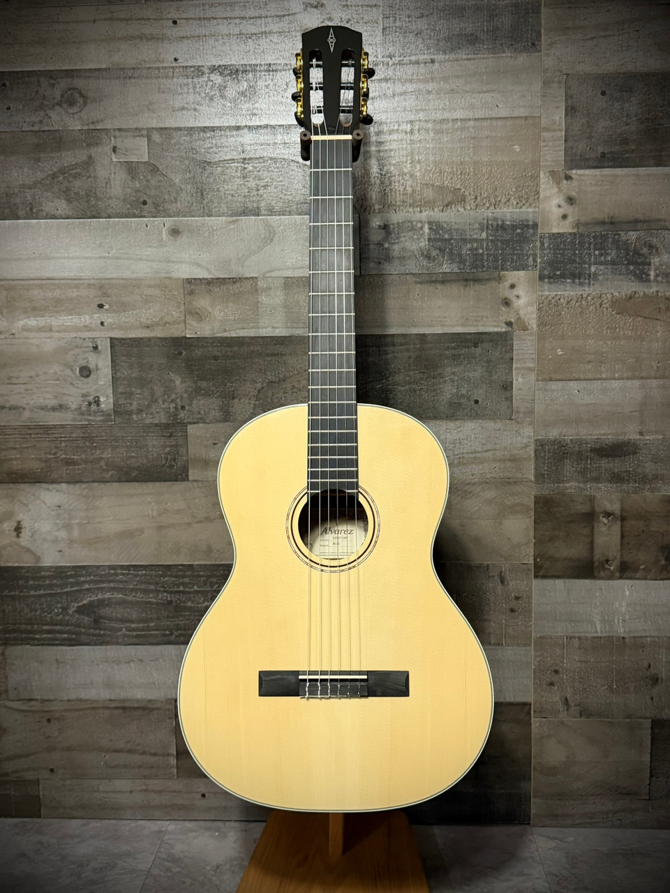 Alvarez Regent Dreadnought w/Deluxe Gig Bag (RD26)