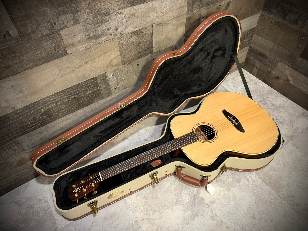 alvarez yairi yb70, yb70 baritone acoustic, yairi baritone guitar, japanese handcrafted baritone, long scale acoustic guitar, premium baritone acoustic, deep tone acoustic guitar, acoustic guitar for sale musician madness