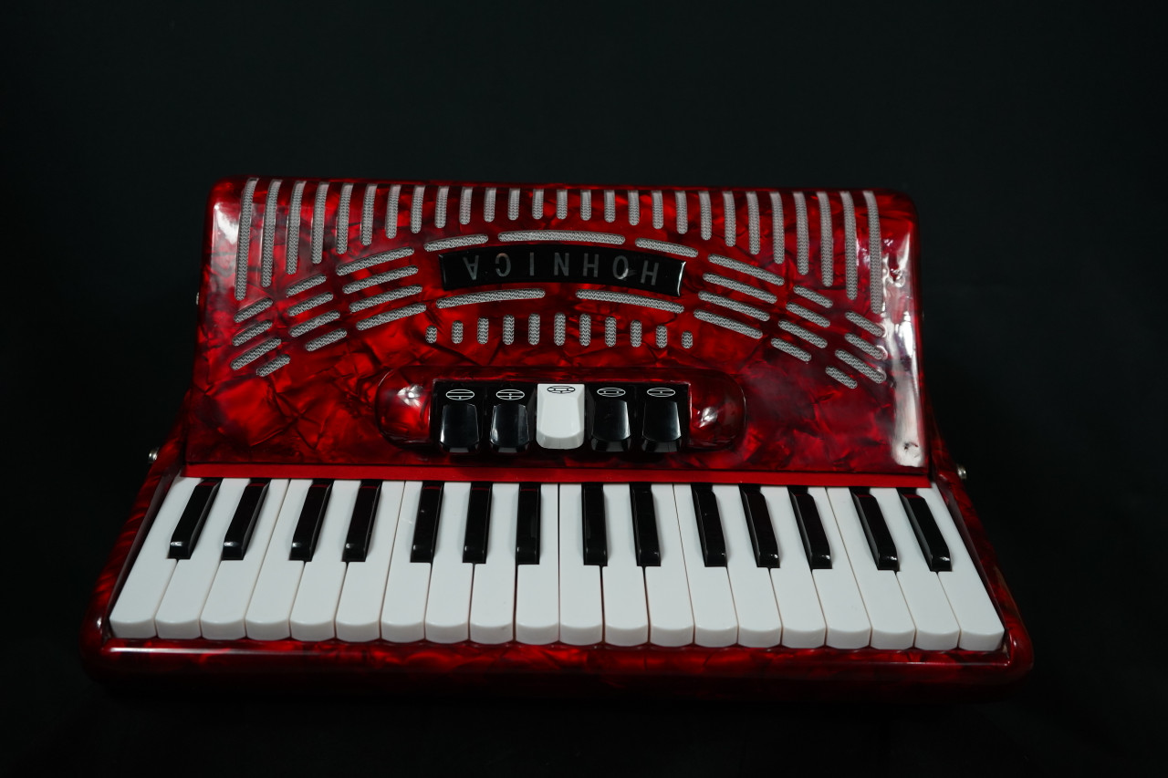 Hohner Hohnica 72 Bass Entry Level Piano ACCORDION - Pearl Red (1305-RED) | Musician Madness