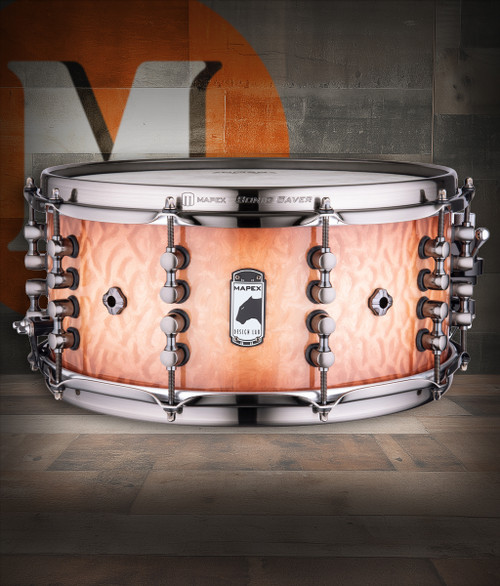 Mapex Black Panther Versatus 14" x 6.5" Snare Drum – Peach Burl Burst (BPDLMH4650LPW) featuring a hybrid maple/mahogany shell and polished finish for warm, versatile tone and dynamic response.
