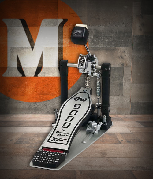 DW 9000 Series XF Extended Footboard Single Bass Drum Pedal with carrying bag. Features premium chrome finish, extended footboard design, and adjustable cam system for professional drummers.
