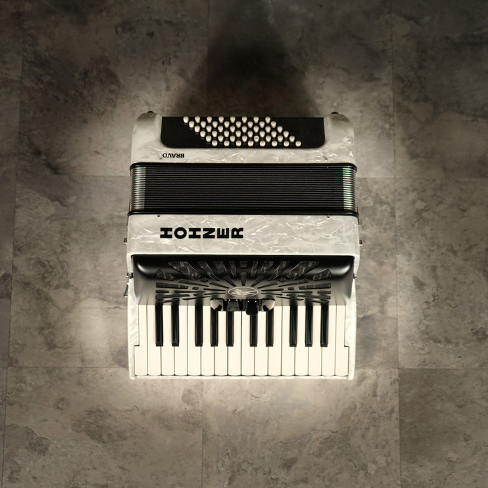 Hohner Bravo II 48 Accordion – White finish with Black Bellows, 26 treble keys, 48 bass buttons, and classic Hohner craftsmanship for students and professionals