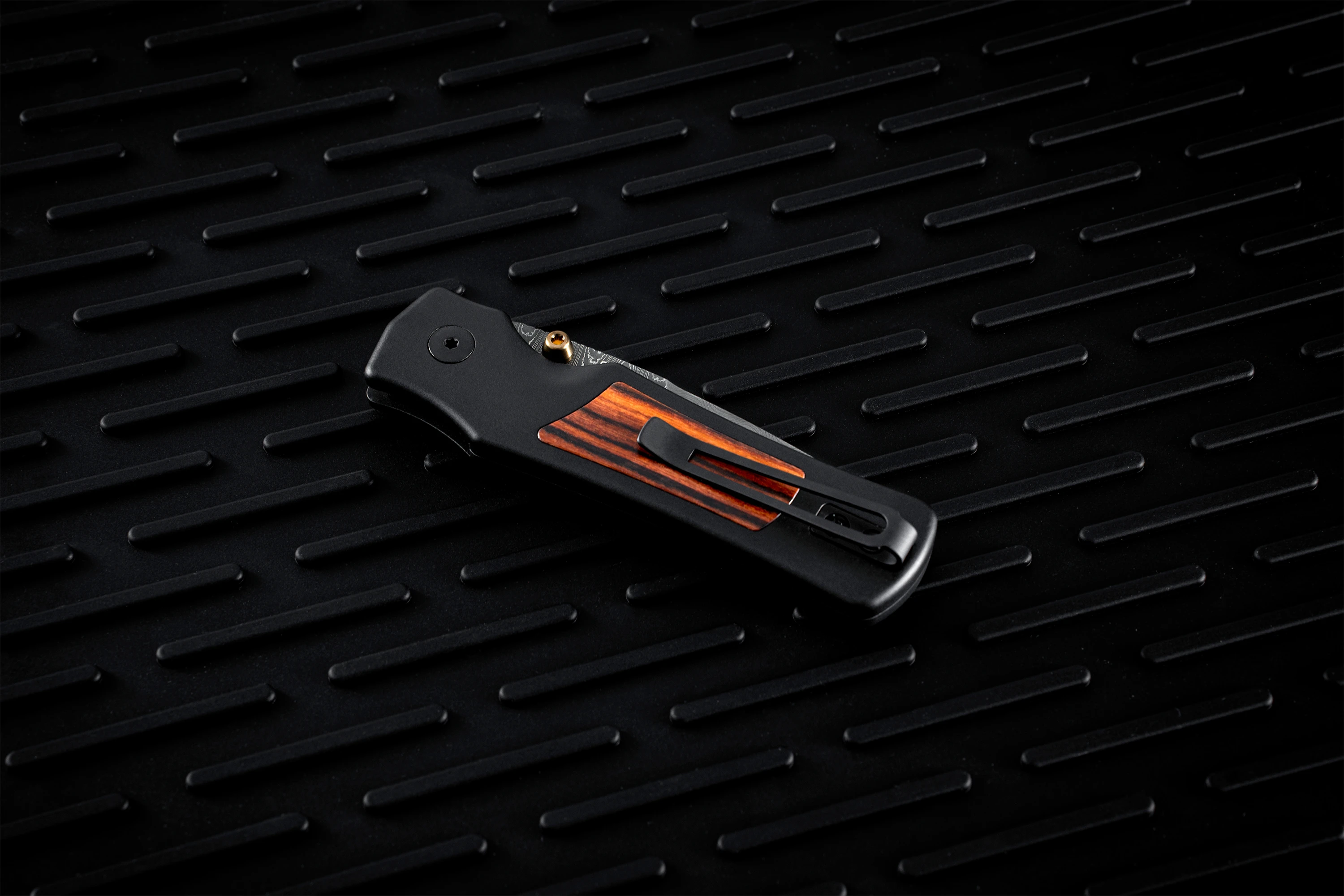 Hogue Saxum 2.8in Button Lock Folder Damascus-AL Frame Matte Blk Kingwood Insert HG24690-LIM View 12
