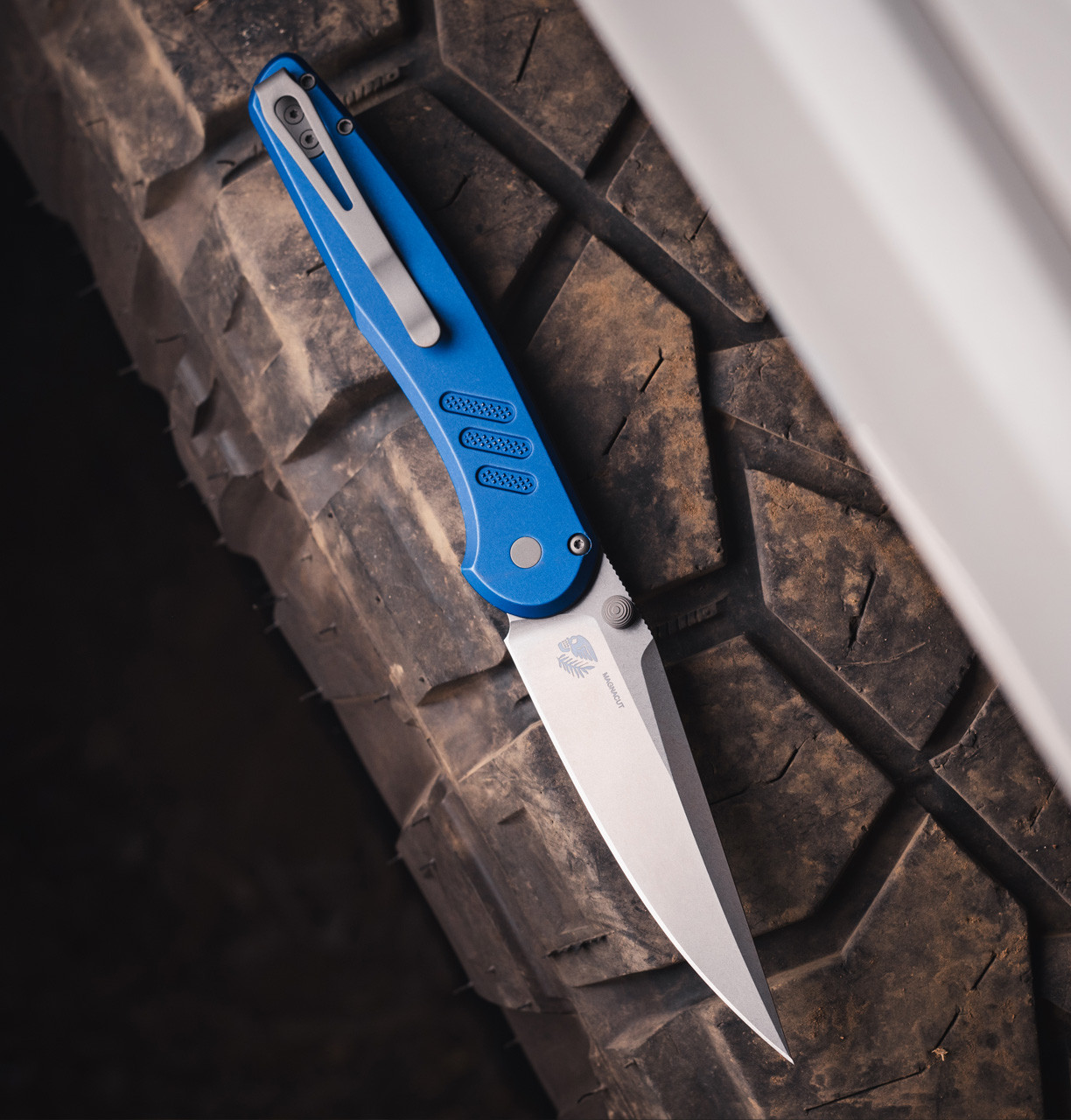 Pro Tech Peace Neighbor Avalon Folder Battleworn Knurled Blue Aluminum - SW Magnacut Blade PN1101-BW BLUE View 2