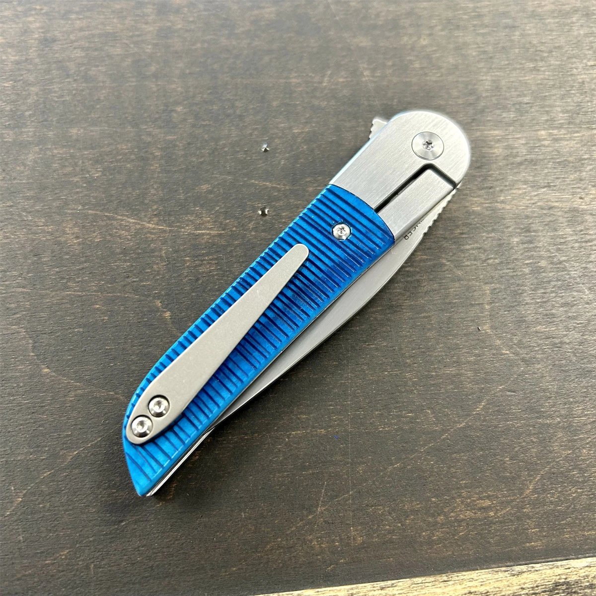 Finch SMKW Exclusive Stinger Linerlock Folding Knife Caribbean Blue Ribbed Bone FKST380 View 4