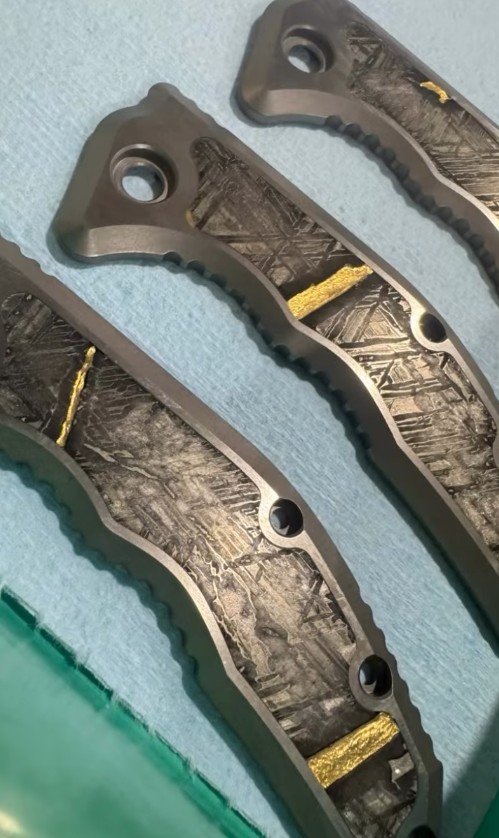 Heretic Medusa Folding Knife Mirror Polished Tanto/Titanium Chassis with Meteorite and Gold Inlay SS26001 View 10