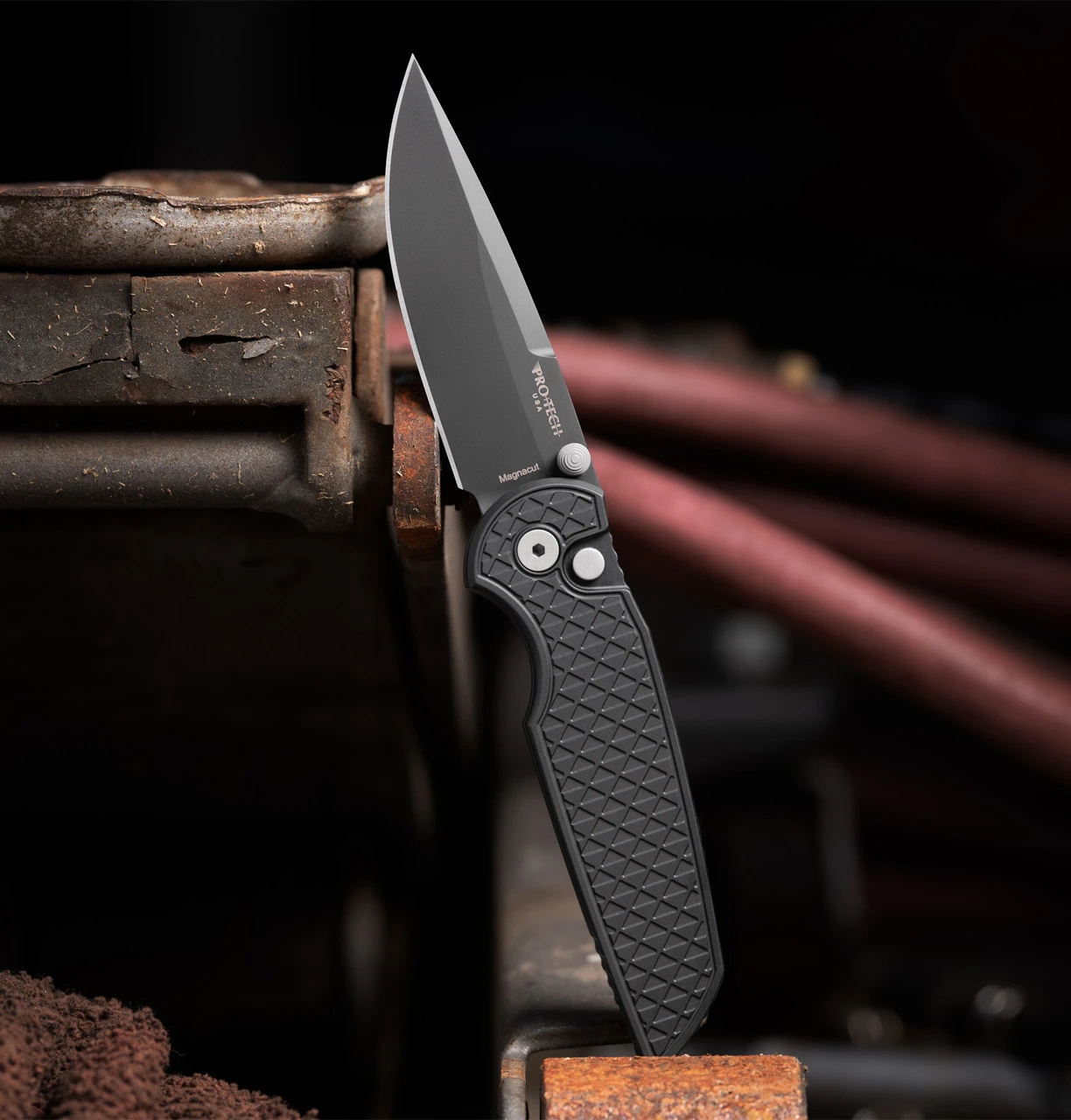 Pro Tech TR-3 Integrity Thumbstud Manual Folder Relic Textured Blk Aluminum Handle Blk DLC Magnacut Blade INT1106 View 1